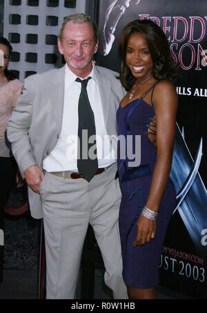 Robert Englund und Co-star Kelly Rowland (Destiny's Child) Ankommend an der Kreuzung 'FREDDY VS JASON PREMIERE' am Arclight Theater in Los Angeles. August Stockfoto