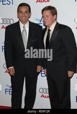 Emilio Estevez mit LA Bürgermeister Antonio Villaraigosa Ankunft auf dem BOBBY Premiere auf der Chinese Theatre in Los Angeles. 3/4-E Stockfoto