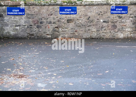 Die Angestellten parken nur Anmelden Auto park Großbritannien Stockfoto