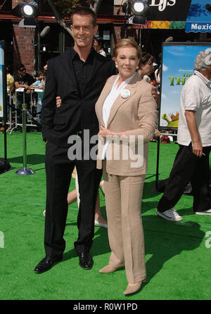 Ruppertt Everett und Julie Andrews Ankunft in SHREK DER DRITTE Premiere auf dem Westwood Village Theater in Los Angeles. in voller Länge Augenkontakt Stockfoto