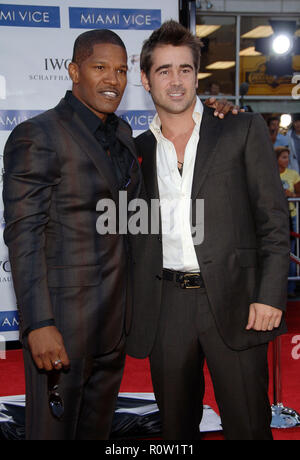 Jamie Foxx und Colin Farrell Ankunft am MIAMI VICE Premiere auf dem Westwood Village Theater in Los Angeles. 20. Juli 2006. 3/4- Stockfoto