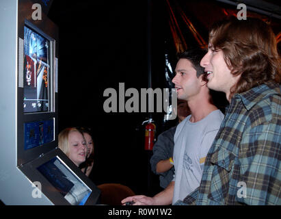 Jason Behr und Brendan Fehr spielen mit der Playstation auf der UPN-private Partei für Roswell Darsteller und Gewinner von 20 bedeutenden nationalen r Stockfoto