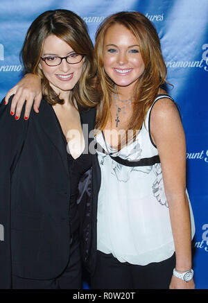 Lindsay Lohan und Tina Fey auf der Paramount Pictures Star-Studded Showest Abendessen im Paris Hotel in Las Vegas ankommen. März 24, 2004. - Stockfoto