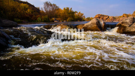 Leistungsstarke Strom von Wasser geht um Stein rapids mit Spritzern und Schaum Nahaufnahme Stockfoto