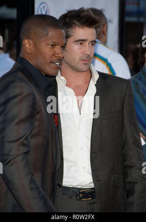 Jamie Foxx und Colin Farrell Ankunft am MIAMI VICE Premiere auf dem Westwood Village Theater in Los Angeles. 20. Juli 2006. 3/4- Stockfoto