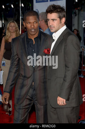 Jamie Foxx und Colin Farrell Ankunft am MIAMI VICE Premiere auf dem Westwood Village Theater in Los Angeles. 20. Juli 2006. 3/4- Stockfoto