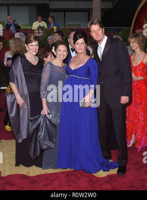 Marcia Gay Harden und Familie backstage in der 76Th Academy Awards - Oscars 2004 - im Kodak Theater in Los Angeles. 29. Februar 2004. - Stockfoto