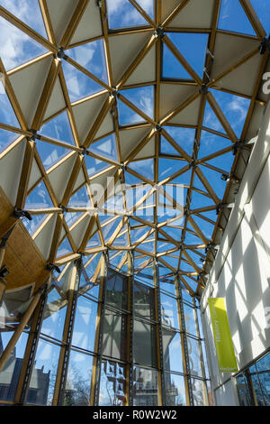 Der Innenraum des Herbert Art Gallery & Museum, Suchen bis zu den gewölbten Glasdach, Coventry, West Midlands, UK Stockfoto
