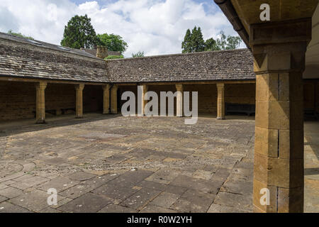 Freude Mead Gärten, Farthingstone, Northamptonshire, Großbritannien; einen verborgenen Garten mit Kreuzgang, einem kleinen Tempel und Rasen zum Wohle des Dorfes. Stockfoto