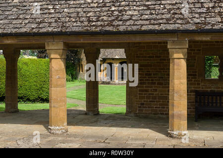 Freude Mead Gärten, Farthingstone, Northamptonshire, Großbritannien; einen verborgenen Garten mit Kreuzgang, einem kleinen Tempel und Rasen zum Wohle des Dorfes. Stockfoto