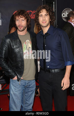 Josh Groban und James Blunt an der AMA - American Music Awards bei der Ankunft im Nokia Theater in Los Angeles. Drei Viertel - Stockfoto