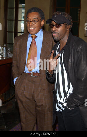 Arsenio Hall und Don Cornelius an der Soul Train Nominierungen am Spago Restaurant in Los Angeles. Februar 3, 2003 - HallArseni Stockfoto