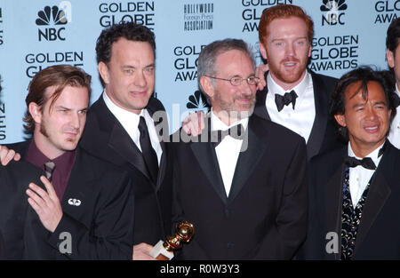 Tom Hanks, Steven Spielberg (Mitte) und die anderen Mitglieder der Cast und Crew der HBO-Miniserie "Band of Brothers" stellt mit ihrer Auszeichnung in der Ba Stockfoto