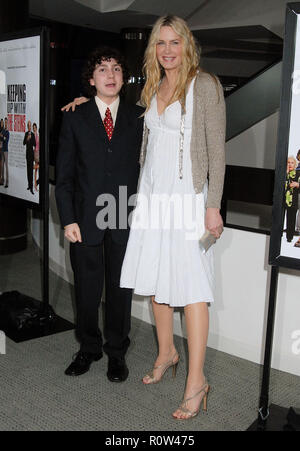 Daryl Sabara (Spy Kids) und Daryl Hannah bei der Ankunft im Schritthalten mit der Steins Premiere auf tyhe Pacific Design Center in Los Angeles. 8. Mai, 20. Stockfoto