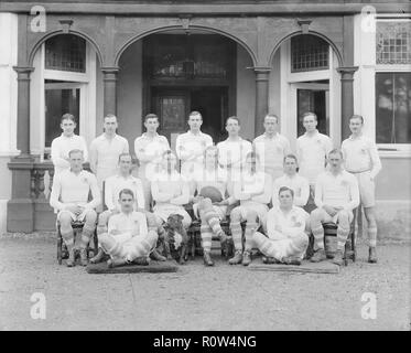 Officers' Fußballmannschaft Gruppenporträt, c 1935. Schöpfer: Kirk & Söhne von Cowes. Stockfoto