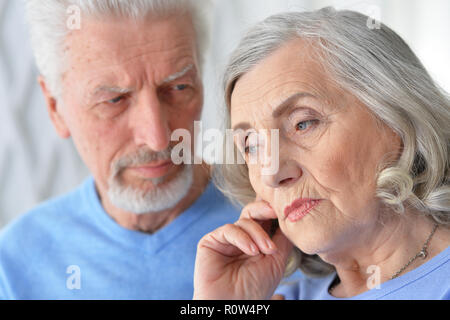 Portrait von niedlichen traurig senior Paar zu Hause posieren Stockfoto