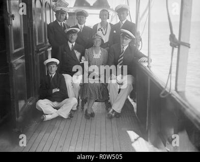 Gruppe Porträt auf einer Yacht, Isle of Wight, c 1935. Schöpfer: Kirk & Söhne von Cowes. Stockfoto