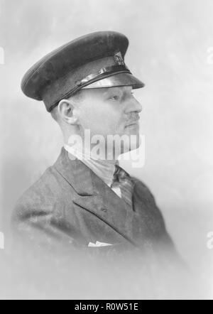 Porträt eines Mannes in Uniform, c 1935. Schöpfer: Kirk & Söhne von Cowes. Stockfoto