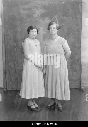 Porträt zweier Frauen, c 1935. Schöpfer: Kirk & Söhne von Cowes. Stockfoto