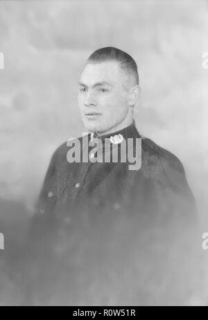 Porträt eines Mannes in Uniform, c 1935. Schöpfer: Kirk & Söhne von Cowes. Stockfoto