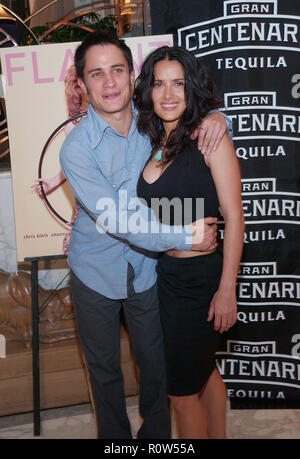 Salma Hayek posiert mit den Stars des Films, Gale Garcia Bernal an nach Partei für "Y Tu Mama Tambien" an der Argyle Club in Los Angeles. Mar Stockfoto