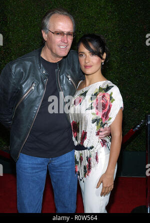 Peter Fonda Na d Salma Hayek Ankommend an der Kreuzung 'Maldonado Miracle Premiere' an der Samuel Goldwyn Theater in Los Angeles. Oktober 2, 2003. - Stockfoto