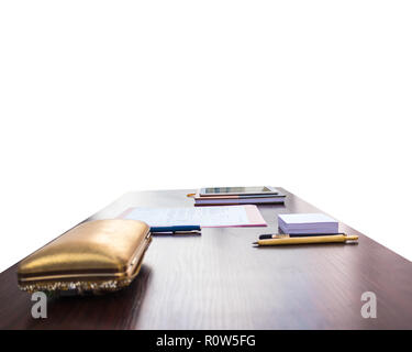 Die Tabelle, in der sich eine African Business Frau, ihre goldene Handtasche, jotter, rosa Datei, Holz- pen, Dokumente, Tablet und Tagebuch Stockfoto