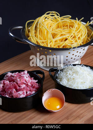 Zutaten für Spaghetti Carbonara: frische Spaghetti, geriebenem Pecorino Romano, Speck (oder guanciale), Eigelb, schwarze Pfefferkörner Stockfoto
