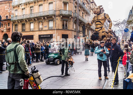 Die mechanische Astèrion Minotaurus während steampunk Show "Le Gardien du Temple" von François Delarozière, La Machine, Toulouse, Royal, Frankreich Stockfoto