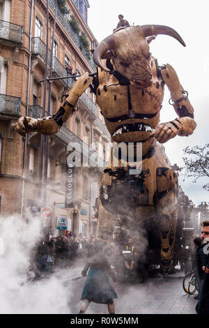 Die mechanische Astèrion Minotaurus während steampunk Show "Le Gardien du Temple" von François Delarozière, La Machine, Toulouse, Royal, Frankreich Stockfoto