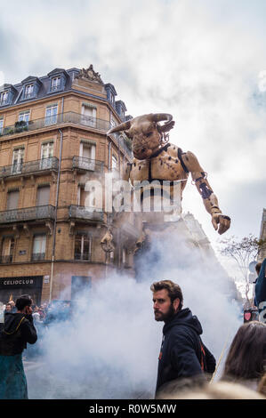 Die mechanische Astèrion Minotaurus während steampunk Show "Le Gardien du Temple" von François Delarozière, La Machine, Toulouse, Royal, Frankreich Stockfoto