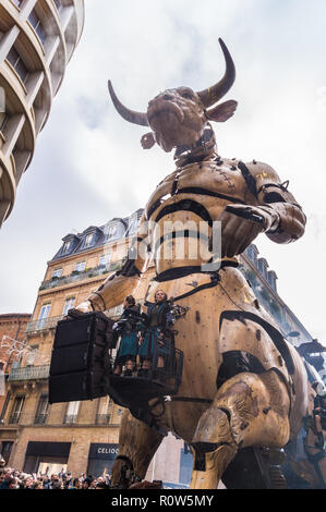 Die mechanische Astèrion Minotaurus während steampunk Show "Le Gardien du Temple" von François Delarozière, La Machine, Toulouse, Royal, Frankreich Stockfoto