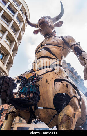 Die mechanische Astèrion Minotaurus während steampunk Show "Le Gardien du Temple" von François Delarozière, La Machine, Toulouse, Royal, Frankreich Stockfoto