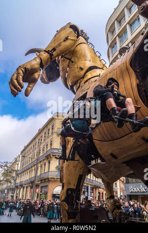 Die mechanische Astèrion Minotaurus während steampunk Show "Le Gardien du Temple" von François Delarozière, La Machine, Toulouse, Royal, Frankreich Stockfoto