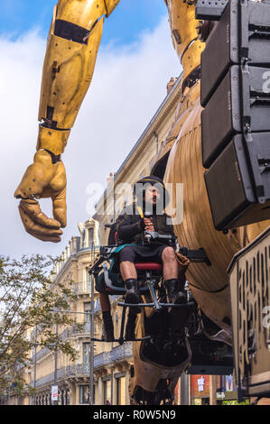 Die mechanische Astèrion Minotaurus während steampunk Show "Le Gardien du Temple" von François Delarozière, La Machine, Toulouse, Royal, Frankreich Stockfoto