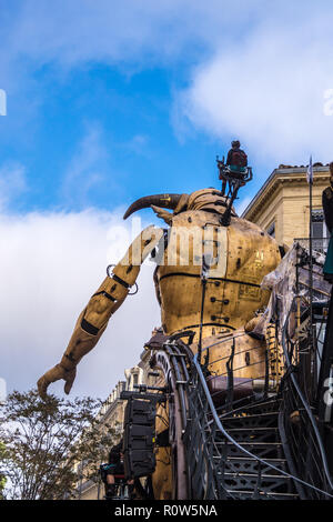 Die mechanische Astèrion Minotaurus während steampunk Show "Le Gardien du Temple" von François Delarozière, La Machine, Toulouse, Royal, Frankreich Stockfoto