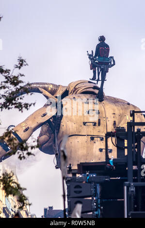 Die mechanische Astèrion Minotaurus während steampunk Show "Le Gardien du Temple" von François Delarozière, La Machine, Toulouse, Royal, Frankreich Stockfoto