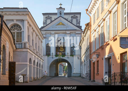 Litauen, Vilnius, Ausros Vartai, Tor der Morgenröte mit Schrein Stockfoto