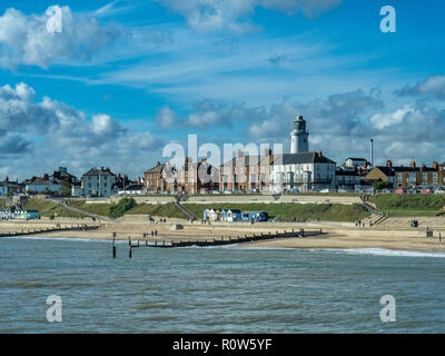 Ein Blick auf Southwold einschließlich der Leuchtturm am Ende der Pier, an einem sonnigen Tag mit Wolken im blauen Himmel Stockfoto