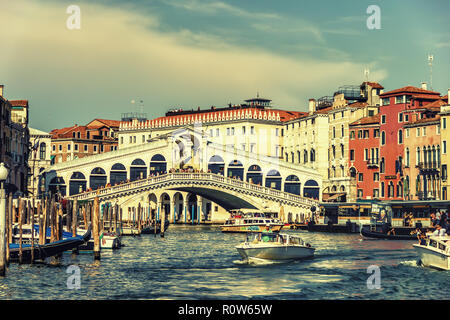 Venedig, Italien - 22. August 2018: Die Rialto Brücke über den Canal Grande, Touristen und Boote Stockfoto