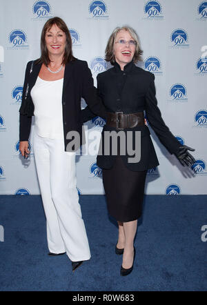 Anjelica Huston und Diane Keaton bei Paramount Pictures ankommen für '90 Sterne für 90 Jahre' auf der Paramount in Los Angeles. 14. Juli 2002. Stockfoto