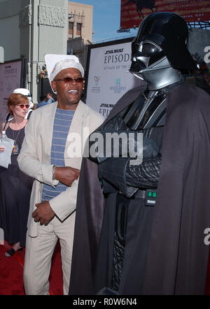Samuel Jackson mit Darth Vader an der Los Angeles Premiere von "Star Wars: Episode II Angriff der Klonkrieger' an der chinesischen Theater posieren. 12. Mai, 2. Stockfoto