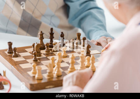 Nahaufnahme der Senior paar Schach spielen zusammen Stockfoto