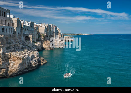 Häuser thront auf Felsen über Adria, von Largo Ardito Viewpoint, in Polignano a Mare, Apulien, Italien Stockfoto