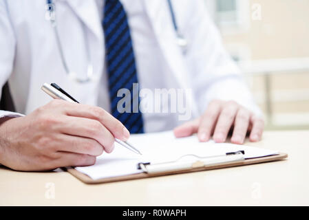 Closeup Hand mit Stift auf Papier im Büro zu unterzeichnen. Stockfoto