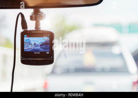 Recorder Kamera vor dem Auto für die Sicherheit auf der Straße. Stockfoto