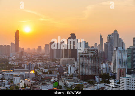 Hohes, modernes Gebäude in der Innenstadt von Bangkok bei Sonnenuntergang. Reisen nach Thailand. Stockfoto