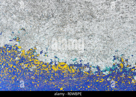 Zusammenfassung Hintergrund aus alten grauen Betonwand mit Gelb und Blau lackiert mit Grunge und schmutzig. Bild zum Text Nachricht hinzufügen. Hintergrund für Design Stockfoto