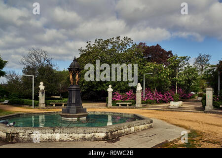 Teich mit Brunnen aus dem 19. Jahrhundert in der Reina Sofia Stadtpark in Ferrol, A Coruña, Galizien, Spanien, Europa Stockfoto