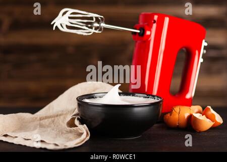Eischnee und einem Mischpult Stockfoto